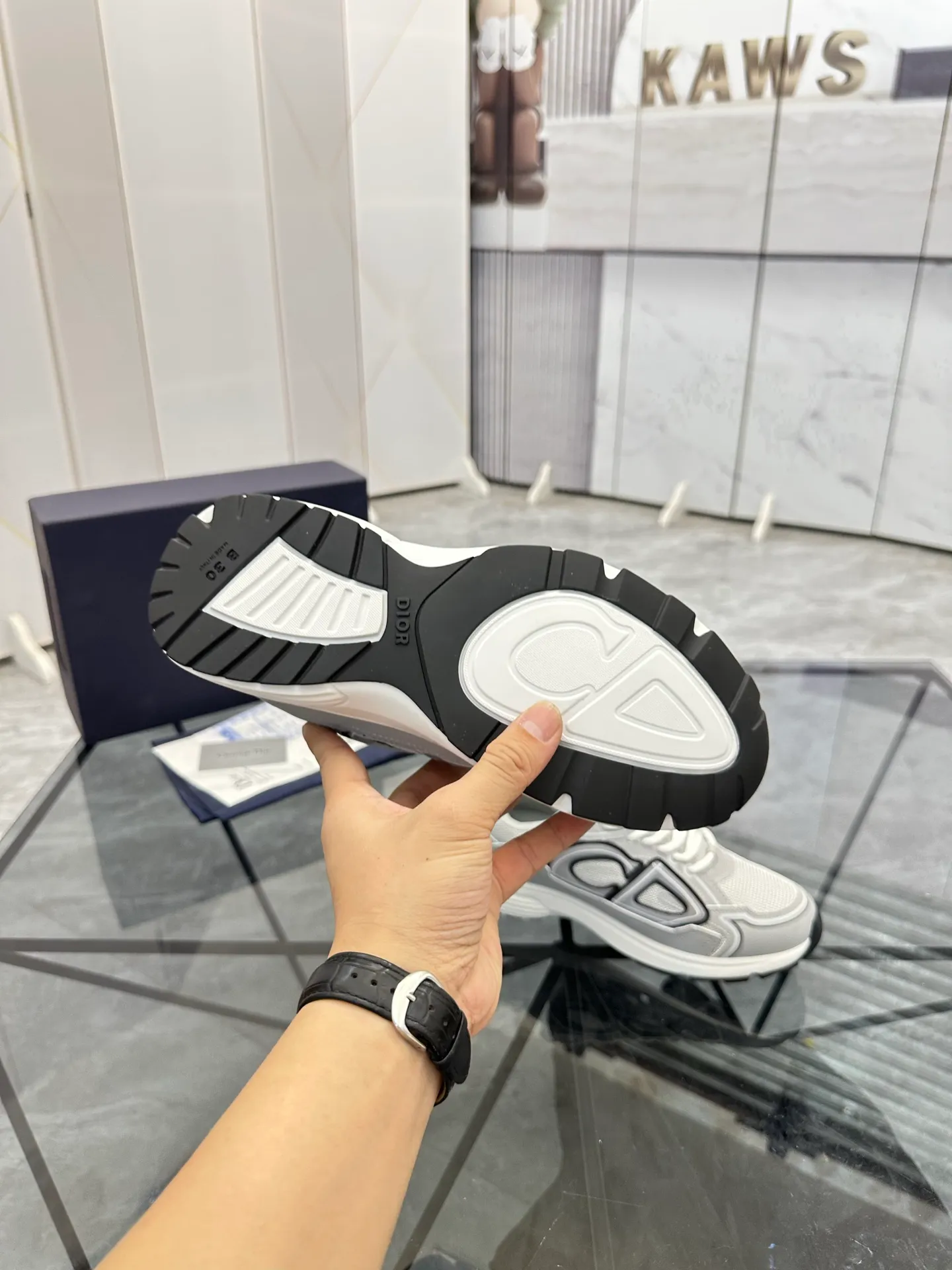 Men's shoes: 💰P400¥ Available in Guangzhou Product trademark: Dior* "Dior*" low-top casual shoes Regular size: 35-46 (can be customized to 47) Couple style Product materials: Upper imported cowhide stitched with original fabric, breathable lining, ultra-light foam original outsole. No.: 007